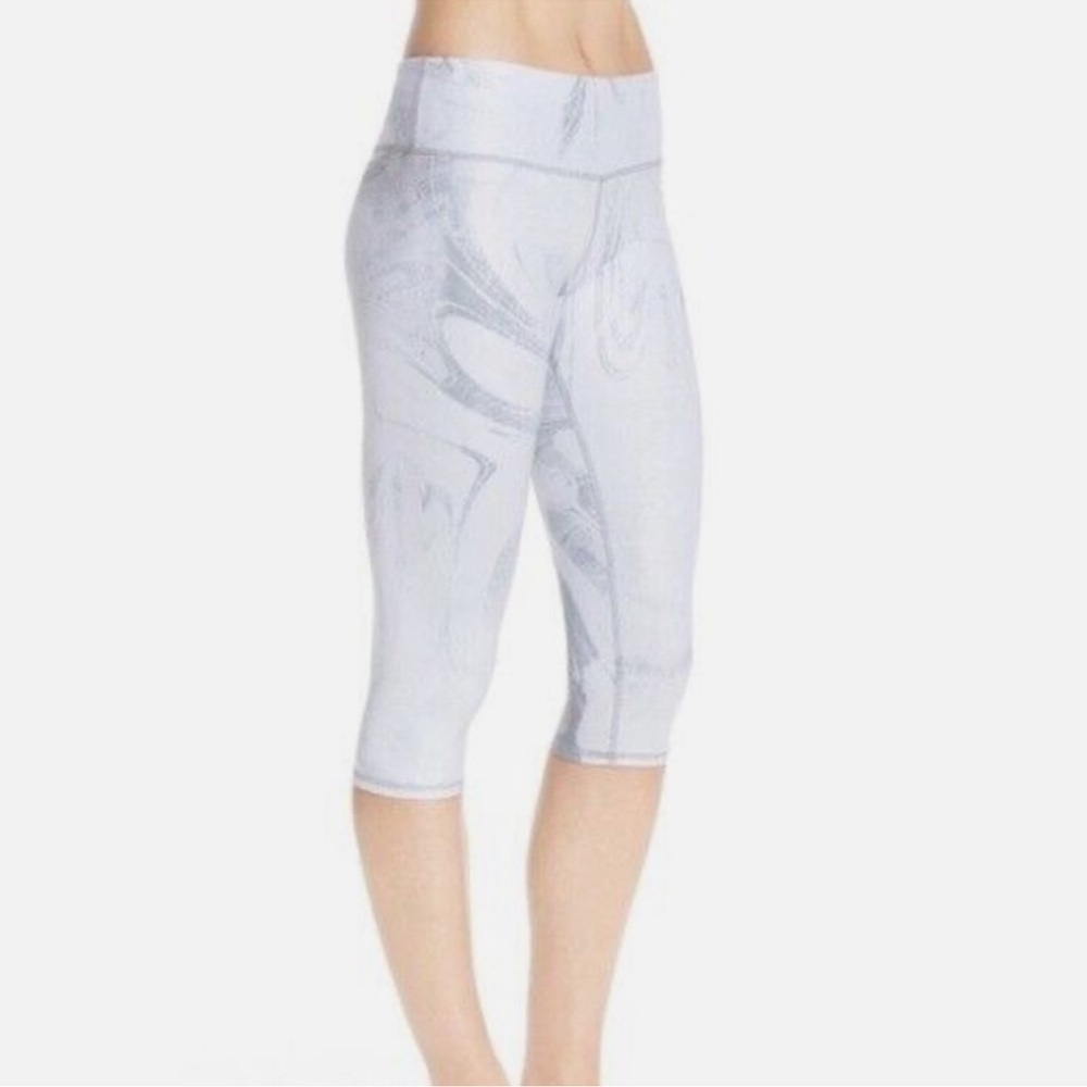 J109 Alo Yoga Airbrushed Performance Capri in Marble White
